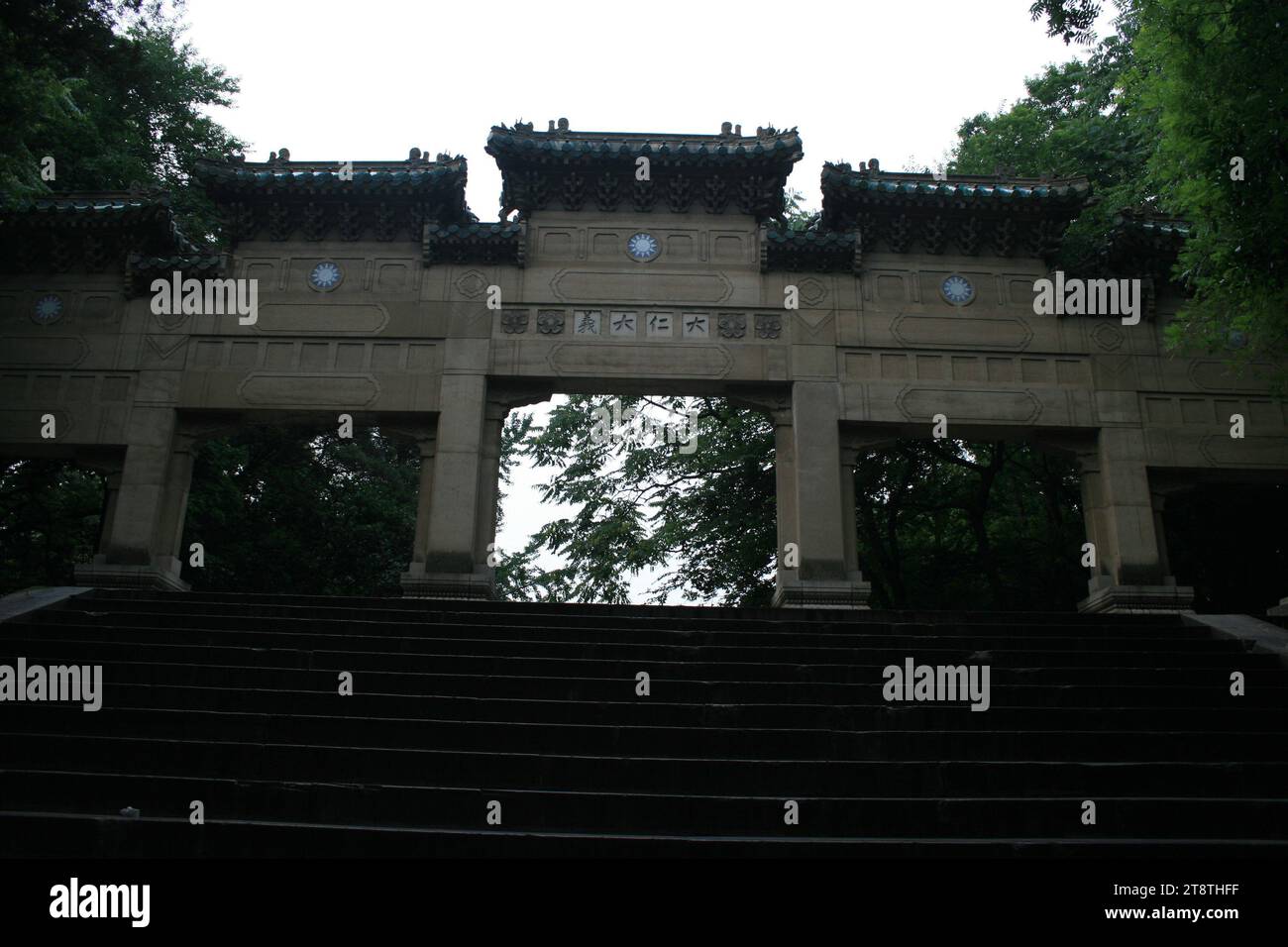 Zijin Shan, Nanjing, China, Linggu Temple Bogenway, Grabstätte von Ming Hongwu (Zhu Yuanzhang, erster Ming-Kaiser) und Sun Zhongshan (Sun Yat-sen), Nanjing, China Stockfoto