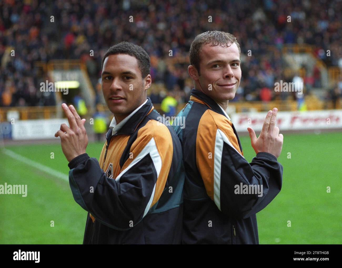 Wolverhampton Wanderers / Manchester City bei Molineux 11/4/98 2-2 Wolves Young Guuns Nathan Lamey und Mark Jones Stockfoto