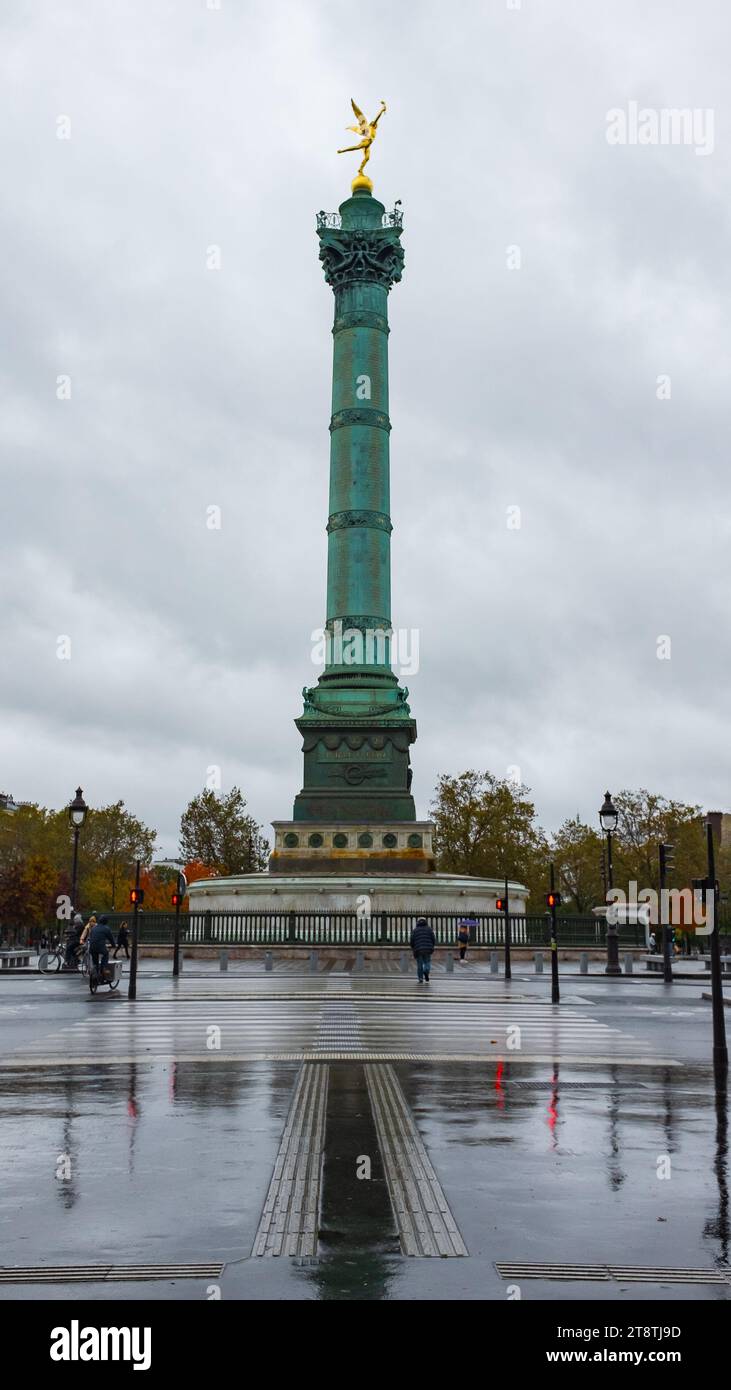 Paris, Frankreich, 2023. Blick auf die Julisäule und ihre goldene Génie de la Liberté an einem regnerischen Herbsttag Place de la Bastille (vertikal) Stockfoto