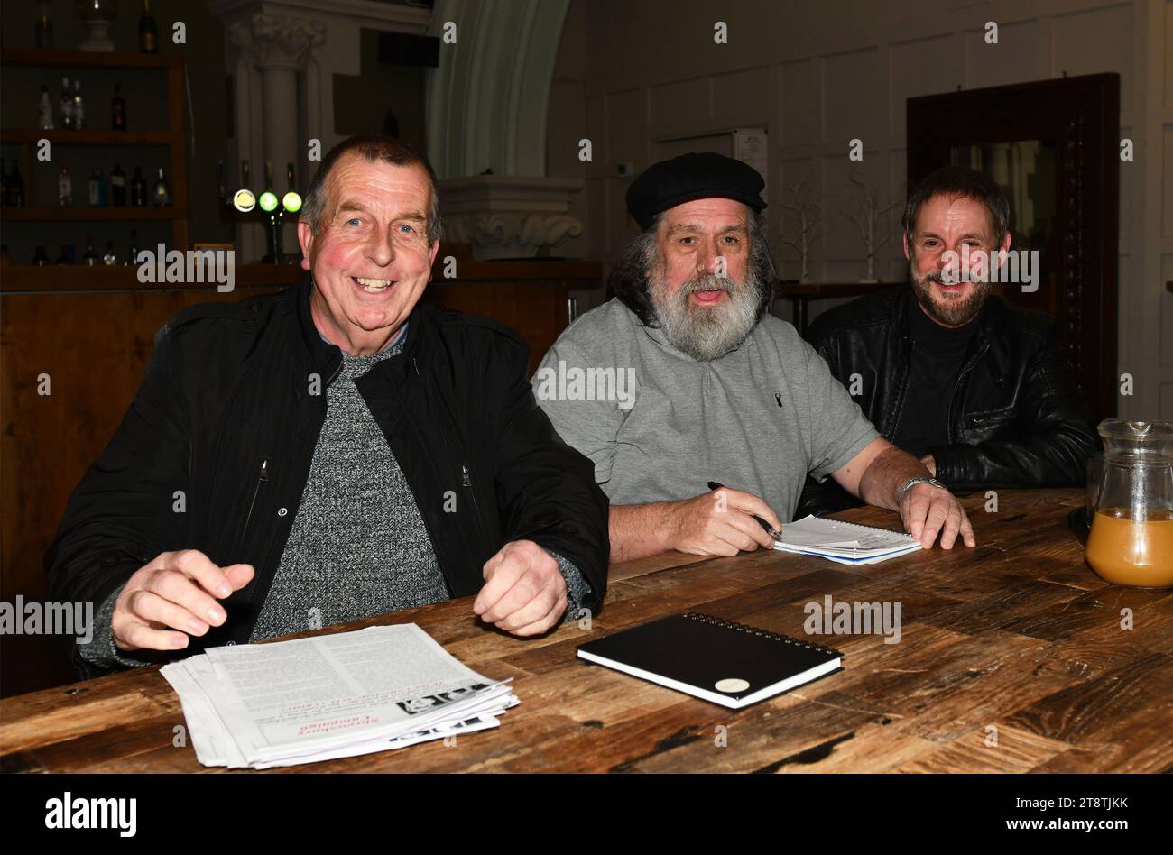 Ricky Tomlinson beim Treffen des Trades Council in Shrewsbury mit Phil Simpson (links) und Shaun Walton, der bei seiner Kampagne für Gerechtigkeit half. Bild von DAVID BAGNALL Stockfoto