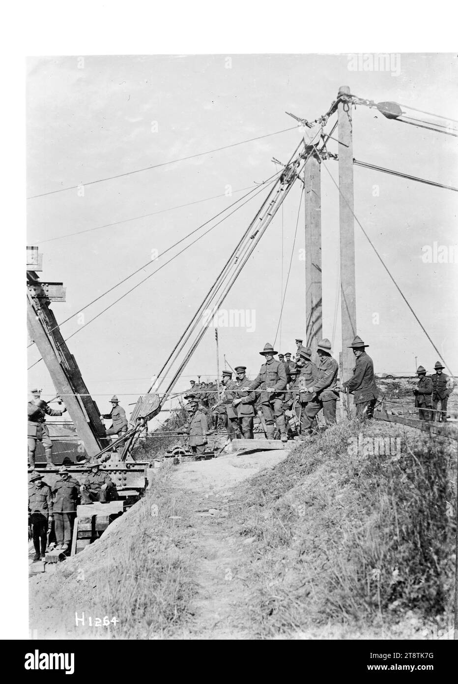 Bau einer Eisenbrücke durch neuseeländische Ingenieure in Frankreich, Bau einer Eisenbrücke durch neuseeländische Ingenieure in Frankreich. Foto aufgenommen 1918 Stockfoto