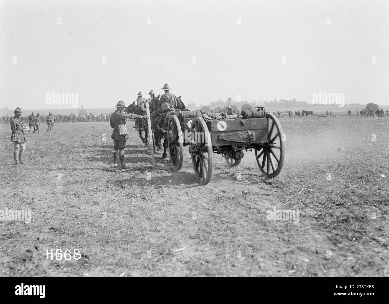 Bei der Pferdeschau der neuseeländischen Divisional Horse Show, Frankreich, wurden die Pferdemannschaften, die beladene Wagen ziehen, im Fahrwettbewerb der neuseeländischen Divisional Horse Show während des Ersten Weltkriegs in Courcelles, Frankreich, bewertet. Beachten Sie die Farnblatt-Embleme auf der Rückseite der Wagen, 3. Juni 1918 Stockfoto