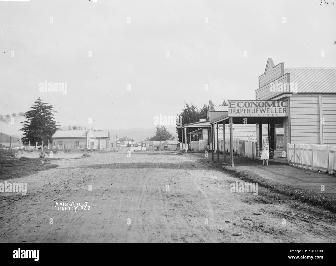 Main Street, Huntly, ca. 1910er, Main Street in Huntly, ca. 1910er Es gibt Geschäfte auf beiden Seiten der Straße Stockfoto