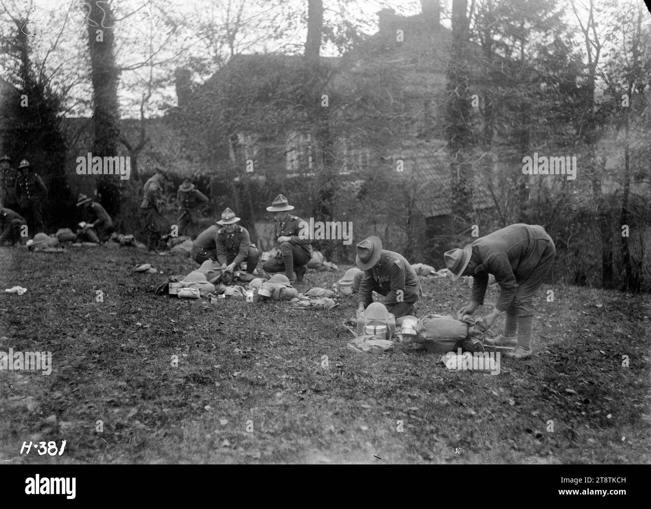Soldaten eines Wellington, Neuseeland-Regiments in Frankreich, 1. Brigade neben ihrem Kit auf dem Boden in Bayenghem, Frankreich. Foto vom 8. November 1917 Stockfoto