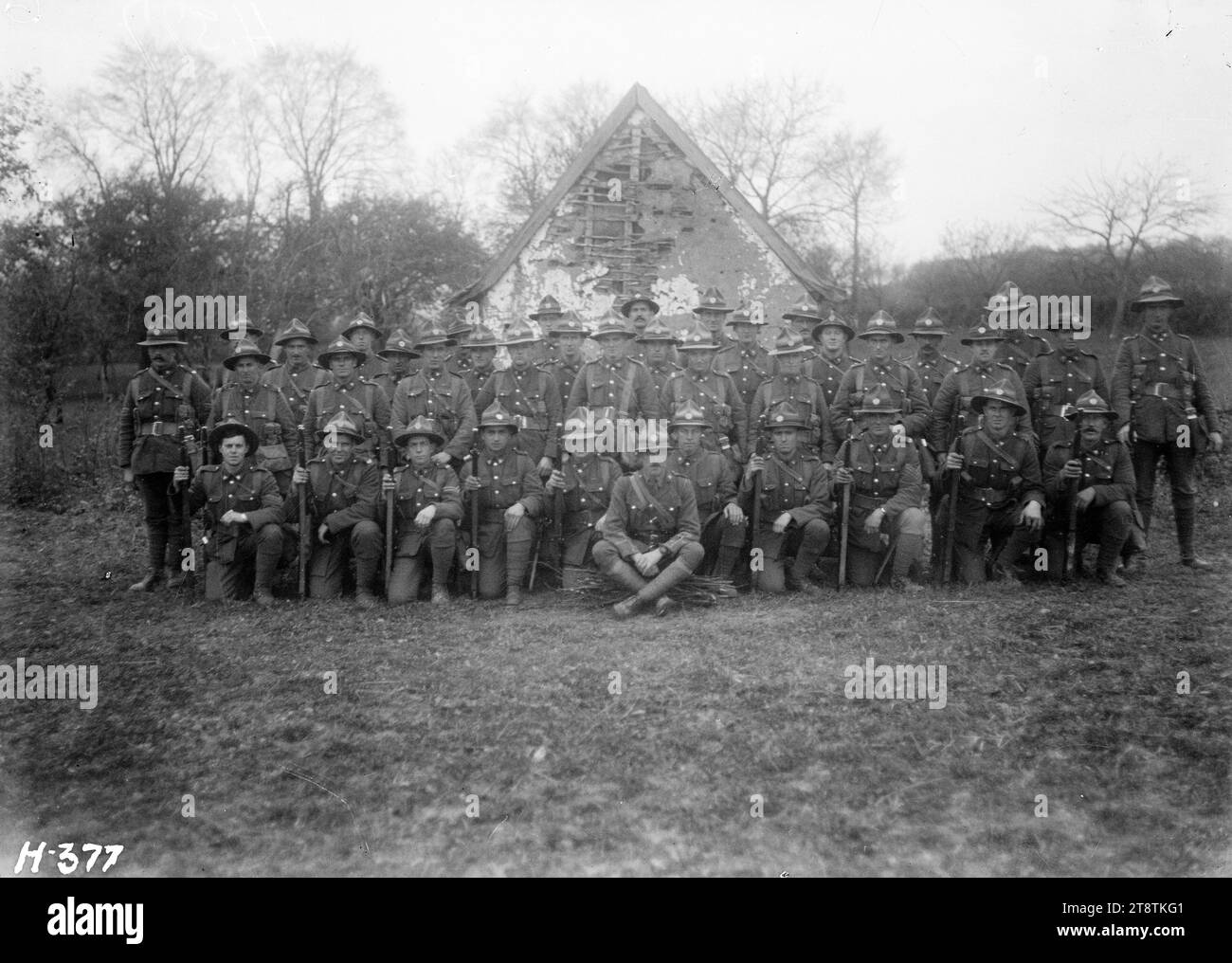 Gruppenporträt einer Kompanie eines Wellington, Neuseeland Regiments in Frankreich, Soldaten einer Kompanie eines Wellington, Neuseeland Regiments, 1. Brigade posieren für ein Gruppenporträt in Bayenghem, Frankreich. Foto vom 8. November 1917 Stockfoto