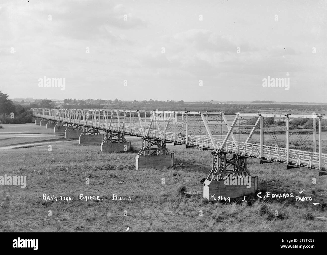 Rangitikei Bridge, Bulls - Foto von C Edwards, Blick auf die Straßenbrücke über den Rangitikei River. Die Township Bulls liegt in der Ferne. Kopie eines Fotos von C Edwards in den 1920er Jahren Stockfoto