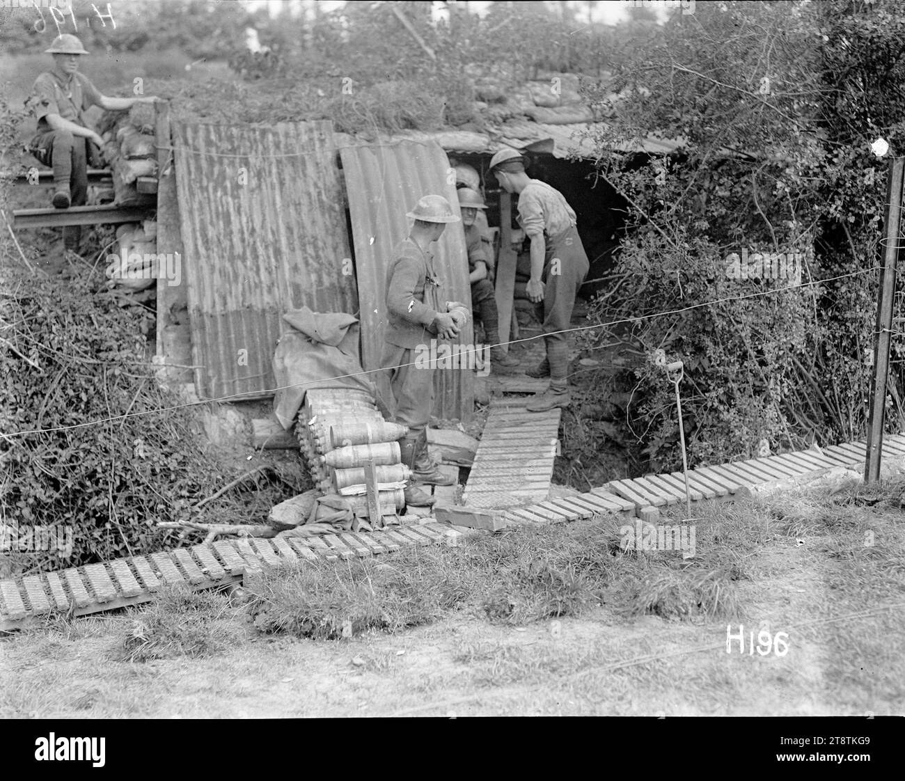 Die Soldaten der New Zealand Howitzer Battery geben die Granaten für die New Zealand Howitzer Battery ab und bringen Artilleriegeschosse in eine stark geschützte Einlagerung. Foto vom 18. August 1917 Stockfoto