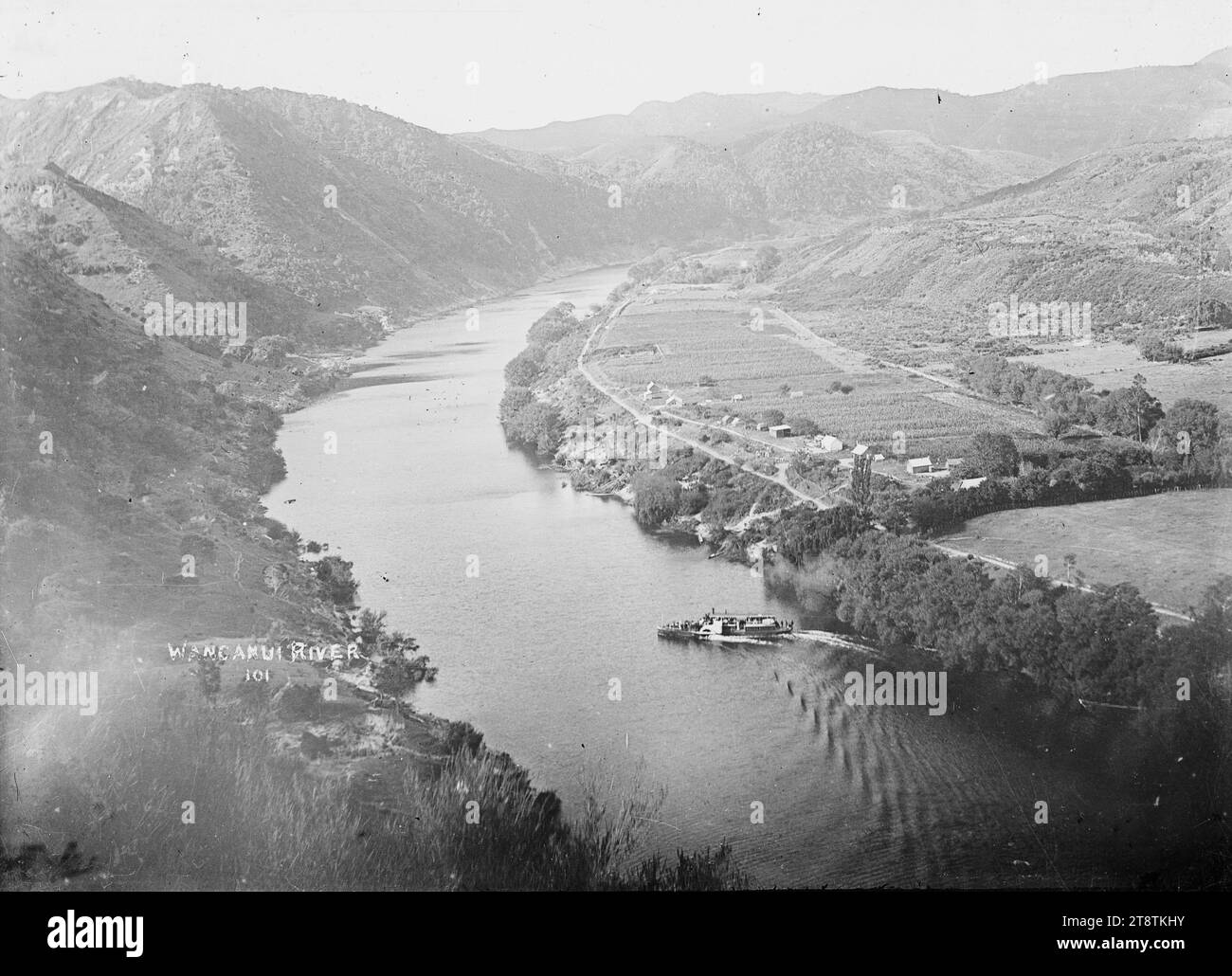 Blick hinunter auf den Whanganui River und die Stadt Kaiwhaiki, Blick hinunter auf den Whanganui River und die Stadt Kaiwhaiki, ca. 1910. Zeigt eine Paddeldampfer-Fähre mit Passagieren Stockfoto
