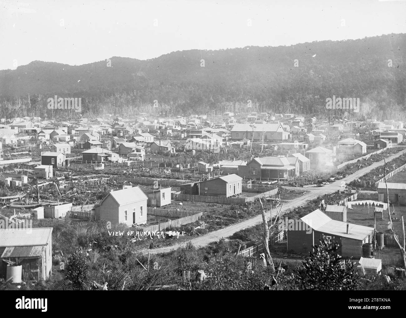 Township of Runanga, Township of Runanga, um 1910. Die Ward Street ist im Vordergrund. Die Miners Hall ist im Zentrum Stockfoto