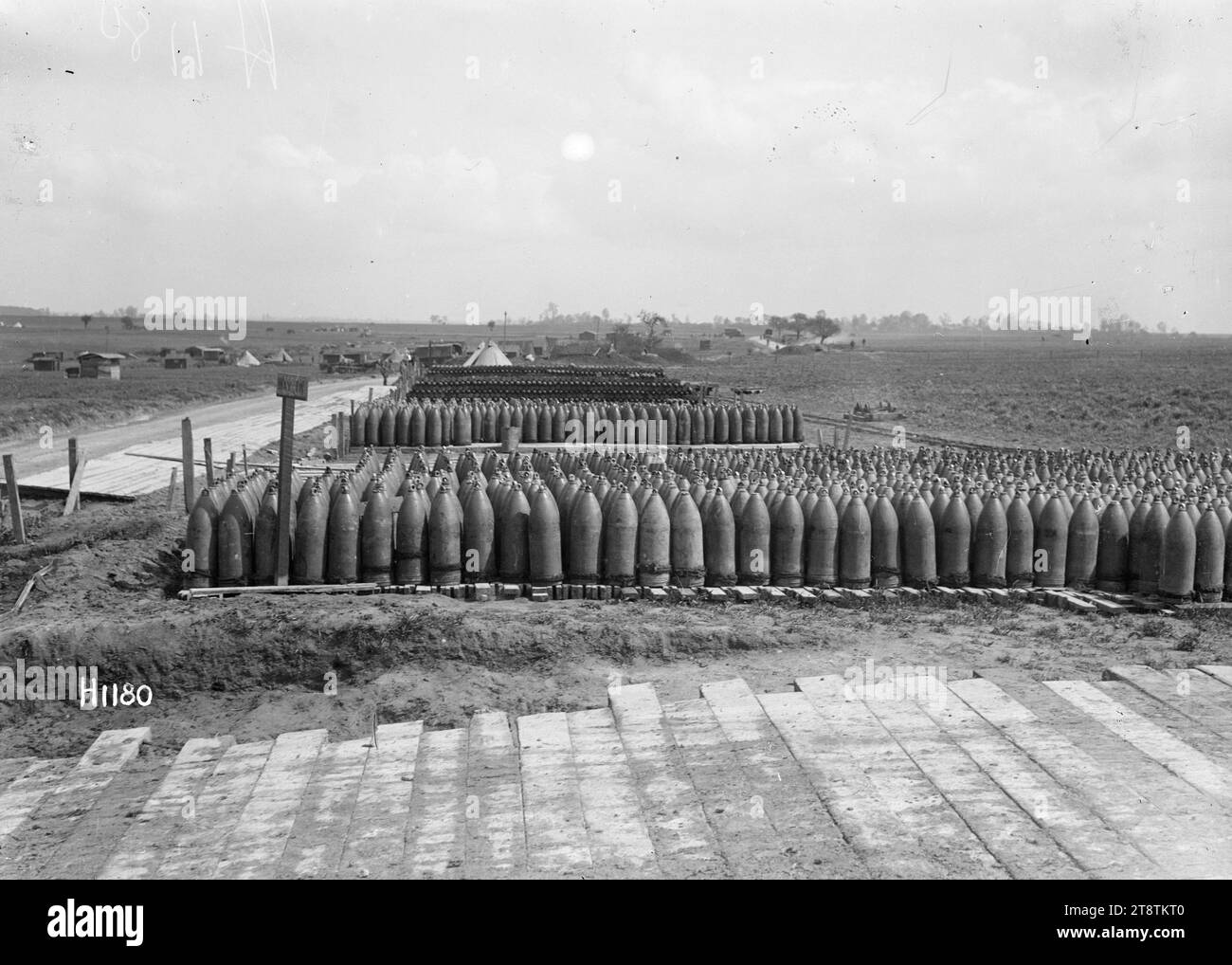 Eine neuseeländische Munitionskippe aus dem Ersten Weltkrieg in Acheux, Frankreich. Reihen und Reihen von Granaten werden während des Ersten Weltkriegs in einer neuseeländischen Munitionskippe in der Nähe von Acheux, Frankreich, aufrecht gelagert. Foto vom 12. Mai 1918 Stockfoto