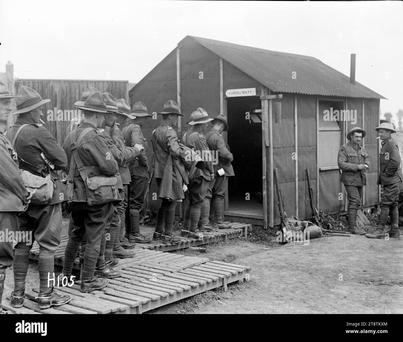 Die neuseeländischen Truppen ziehen im Verstärkungslager vor dem Abschied an. Die Truppen des Ersten Weltkriegs stellen sich vor der Hütte des Kommandanten an, um die Bezahlung zu erhalten, bevor sie den Zug nehmen, um auf Urlaub zu gehen. Foto vom 1. Juli 1917 Stockfoto