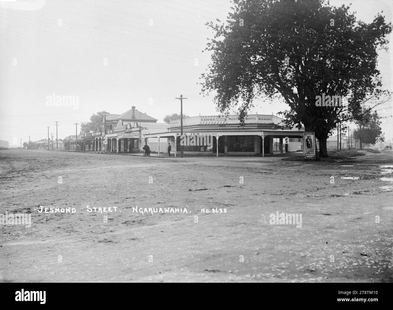 Jesmond Street, Ngaruawahia, Neuseeland, um 1915, Aussicht auf Jesmond Street, Ngaruawahia, Neuseeland. Im Zentrum befinden sich die Geschäftsräume von Stan Davies (Friseur), Daniel Grant (Clothier) und R E Bell (Draper). Um 1915. Datiert aus der Tatsache, dass Davies, Grant und Bell 1915 laut Wise's Post Office Directory gehandelt wurden Stockfoto
