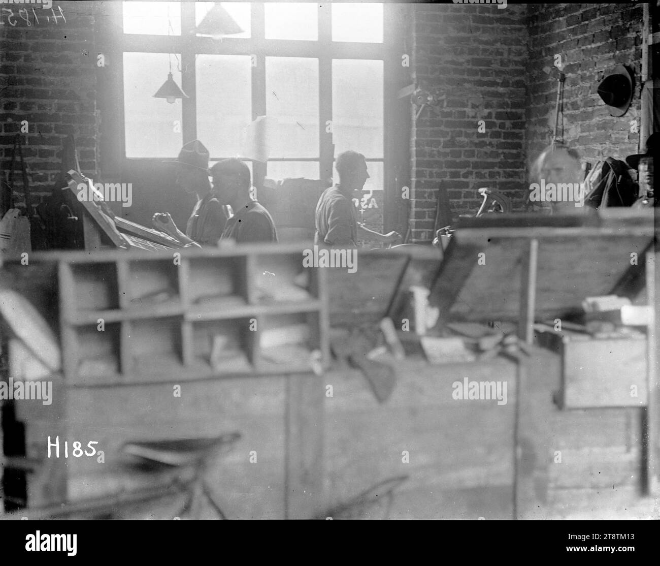 Druckmaschine der New Zealand Division im Ersten Weltkrieg, Tätigkeit in der neuseeländischen Druckerei „wo alle Aufträge gedruckt werden“. Satzsatz und Druck laufen. Foto vom 1. August 1917 Stockfoto