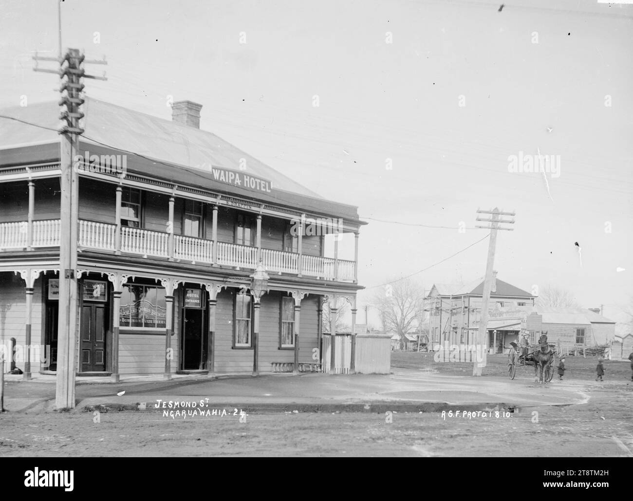 Waipa Hotel und Jesmond Street, Ngaruawahia, Neuseeland, 1910 - Foto von Robert Stanley Fleming, Blick auf das Waipa Hotel (Inhaber S. Draffin) und Jesmond Street, Ngaruawahia, Neuseeland. Fotografiert von R.S.F. (wahrscheinlich Robert Stanley Fleming, Ladenbesitzer des Neuheitsdepots). Die Geschäftsräume des Neuheitsdepots sind in der Mitte rechts hinter einem Pferd und einem Wagen zu sehen Stockfoto