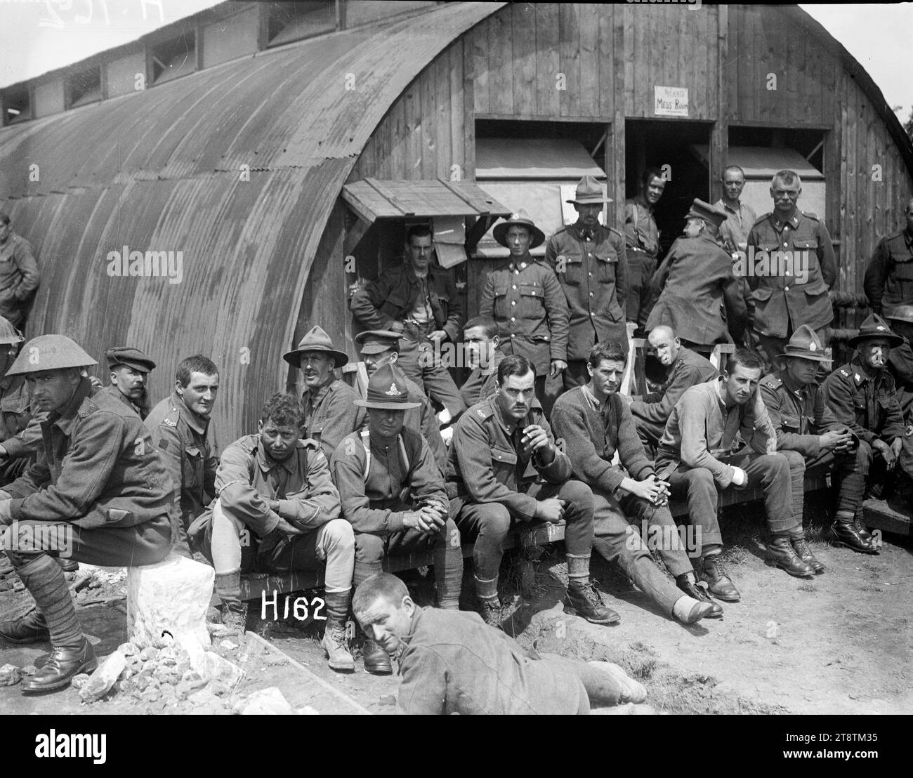Männer einer neuseeländischen Ambulanzbrigade vor dem Wirtschaftsraum, 1. Weltkrieg, Ansicht von Soldaten einer neuseeländischen Ambulanzbrigade, die vor dem Wirtschaftsraum auf das Abendessen warteten, Frankreich. Foto aufgenommen 1917 Stockfoto