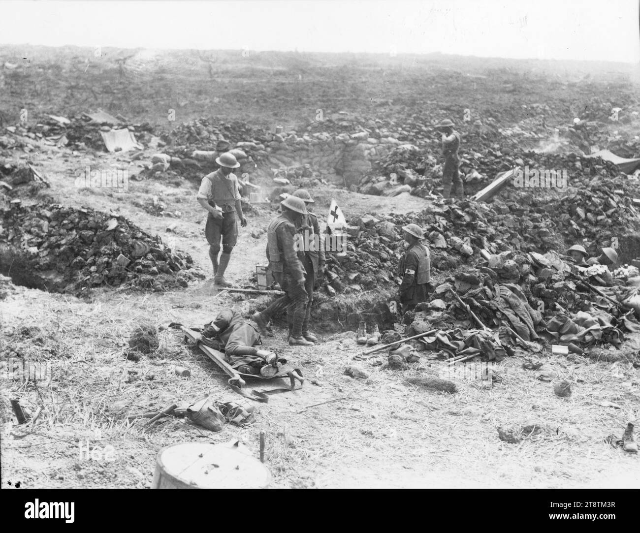 Während der Schlacht von Messines, Belgien, wurden verwundete Soldaten in einer fortgeschrittenen Verbandsstation in der Deutschen Zweiten Linie während der Schlacht von Messines, Begium, 1917 von Ambulanzkorps betreut Stockfoto
