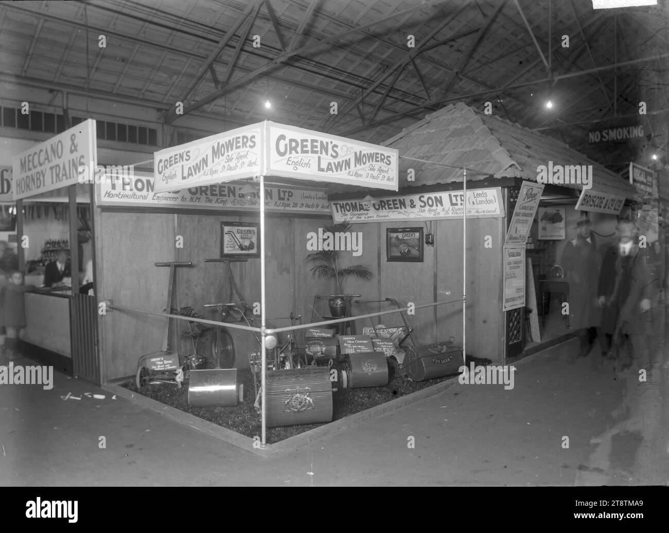 Ein Stand auf einer Messe im Jahr 1930, der Green's Rasenmäher mit H J Ryan, Alleinvertreter, 26 St Paul's St, Auckland, Neuseeland, View of a Stand auf einer Messe, wahrscheinlich in Auckland, Neuseeland. Der Stand wirbt für Green's Rasenmäher mit H J Ryan, Alleinvertreter, in 26 St Paul's St, Auckland, Neuseeland. Der Stall verfügt über eine Reihe verschiedener Rasenmäher Stockfoto
