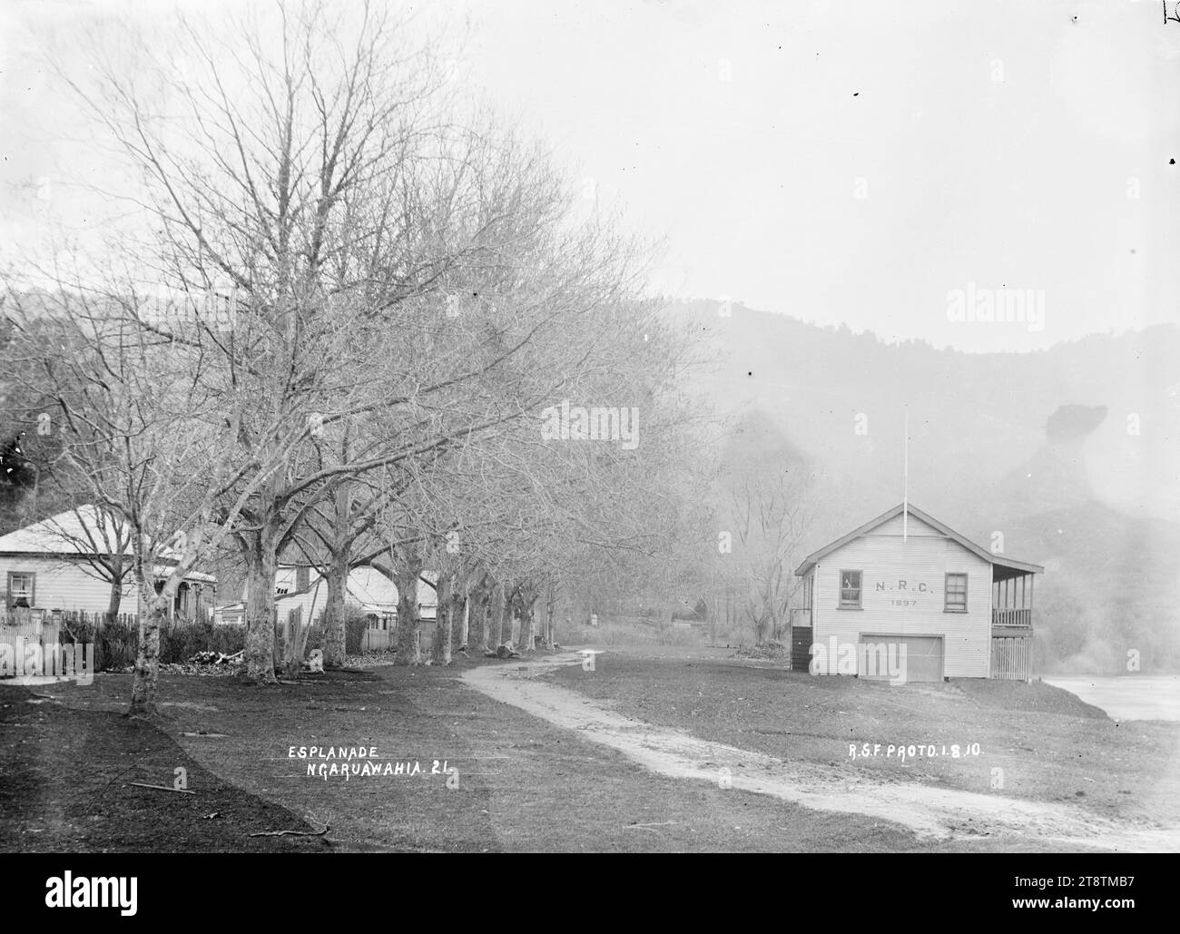 Die Waikato Esplanade in Ngaruawahia, Neuseeland, CA 1910, Blick auf die Waikato Esplanade, mit dem Ngaruawahia, New Zealand Rowing Club Gebäude Mitte rechts, am Ufer des Waikato River. Foto von R.S.F. (wahrscheinlich Robert Stanley Fleming, Lagerhalter in Ngaruawahia, Neuseeland) Stockfoto