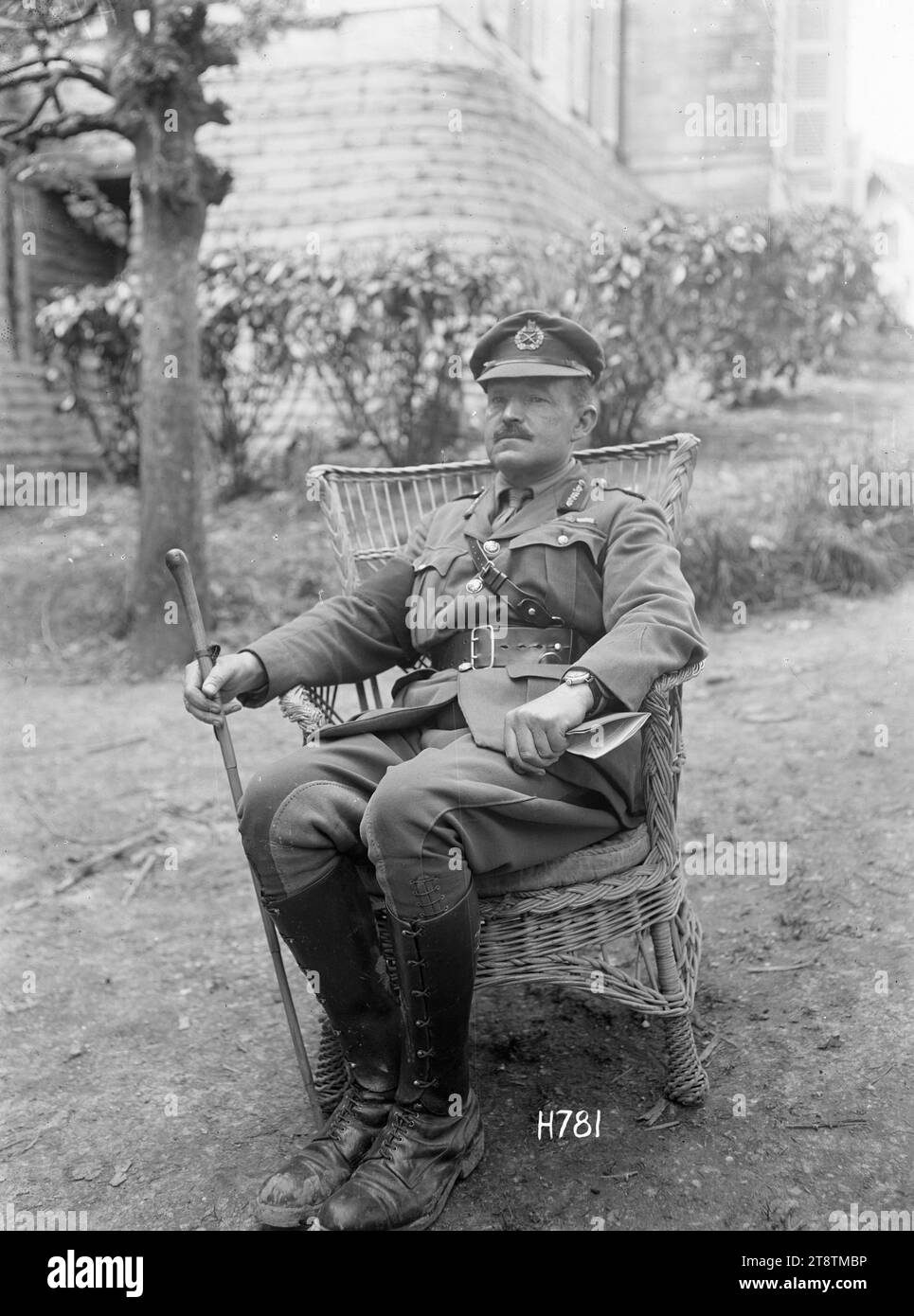 Generalmajor Andrew Hamilton Russell, Generalmajor Andrew Hamilton Russell in vollständiger Armeeuniform in einem Korbstuhl im neuseeländischen Hauptquartier während des Ersten Weltkriegs Foto aufgenommen in Bus-les-Artois, Frankreich, am 21. Mai 1918 Stockfoto