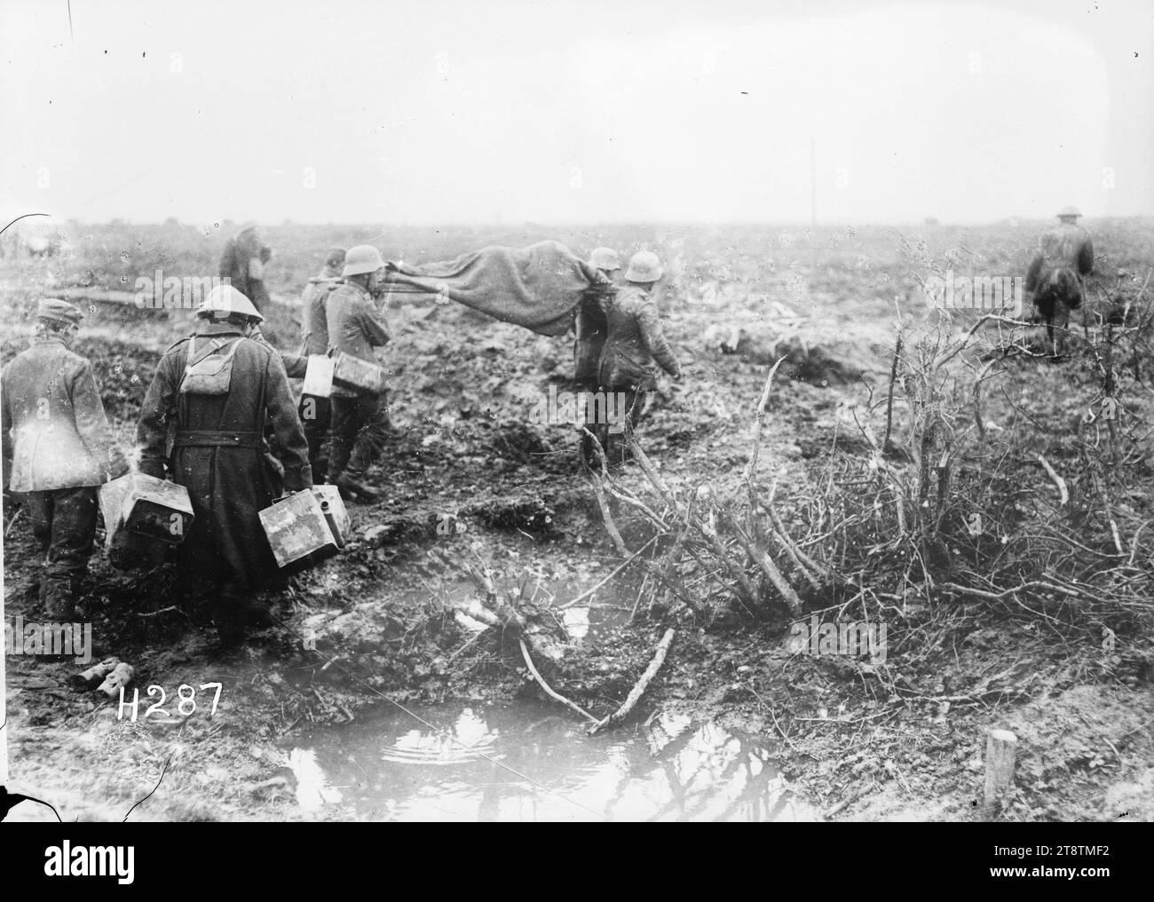 Deutsche Gefangene bringen Verwundete, Gewürzfarm, deutsche Gefangene bringen Verwundete, Gewürzfarm auf dem Ypern Salient. Fotografiert Am 4. Oktober 1917 Stockfoto