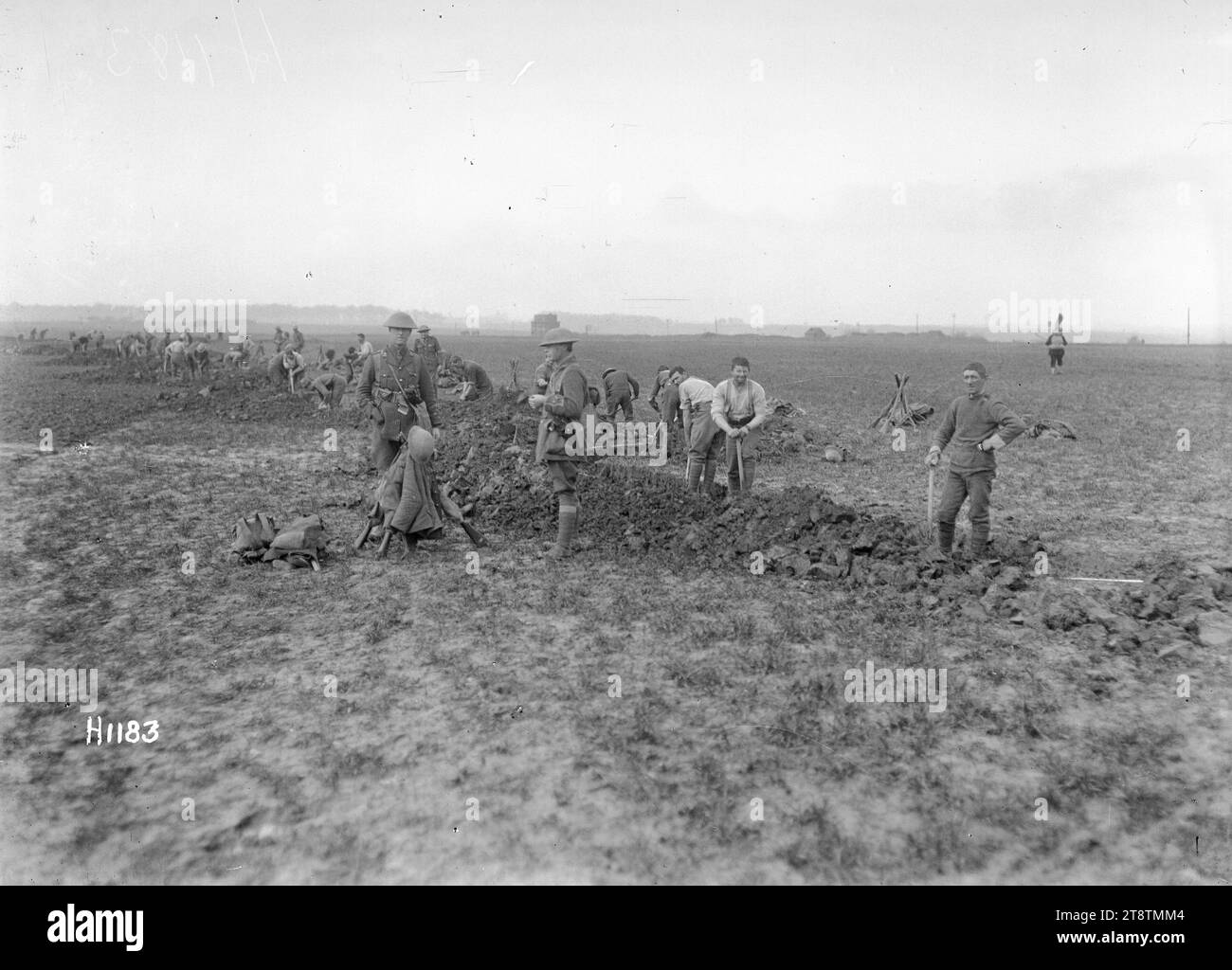 Neuseeländische Truppen gruben Gräben in Frankreich, 1. Weltkrieg, Eine lange Linie neuseeländischer Truppen gruben Gräben in der Nähe von Couin, Frankreich, während des Ersten Weltkriegs Foto vom 6. April 1918 Stockfoto