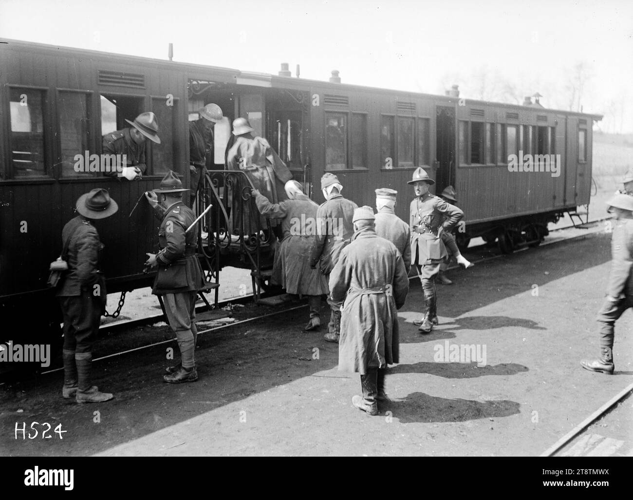 Verletzte deutsche Gefangene in einem Zug, Louvencourt, Frankreich, verletzte deutsche Gefangene in einem Zug unter Aufsicht der neuseeländischen Armee während des Ersten Weltkriegs Foto vom 22. April 1918 Stockfoto