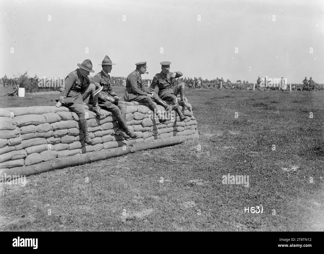 Offiziere, die Veranstaltungen der neuseeländischen Infanterie-Brigade in Frankreich beobachten, Eine Gruppe von Beamten, die während des Ersten Weltkriegs auf einem Sprung aus Sandsäcken saßen, während die neuseeländische Infanterie-Brigade auf den Vaucelles stattfand Foto vom 20. Mai 1918 Stockfoto