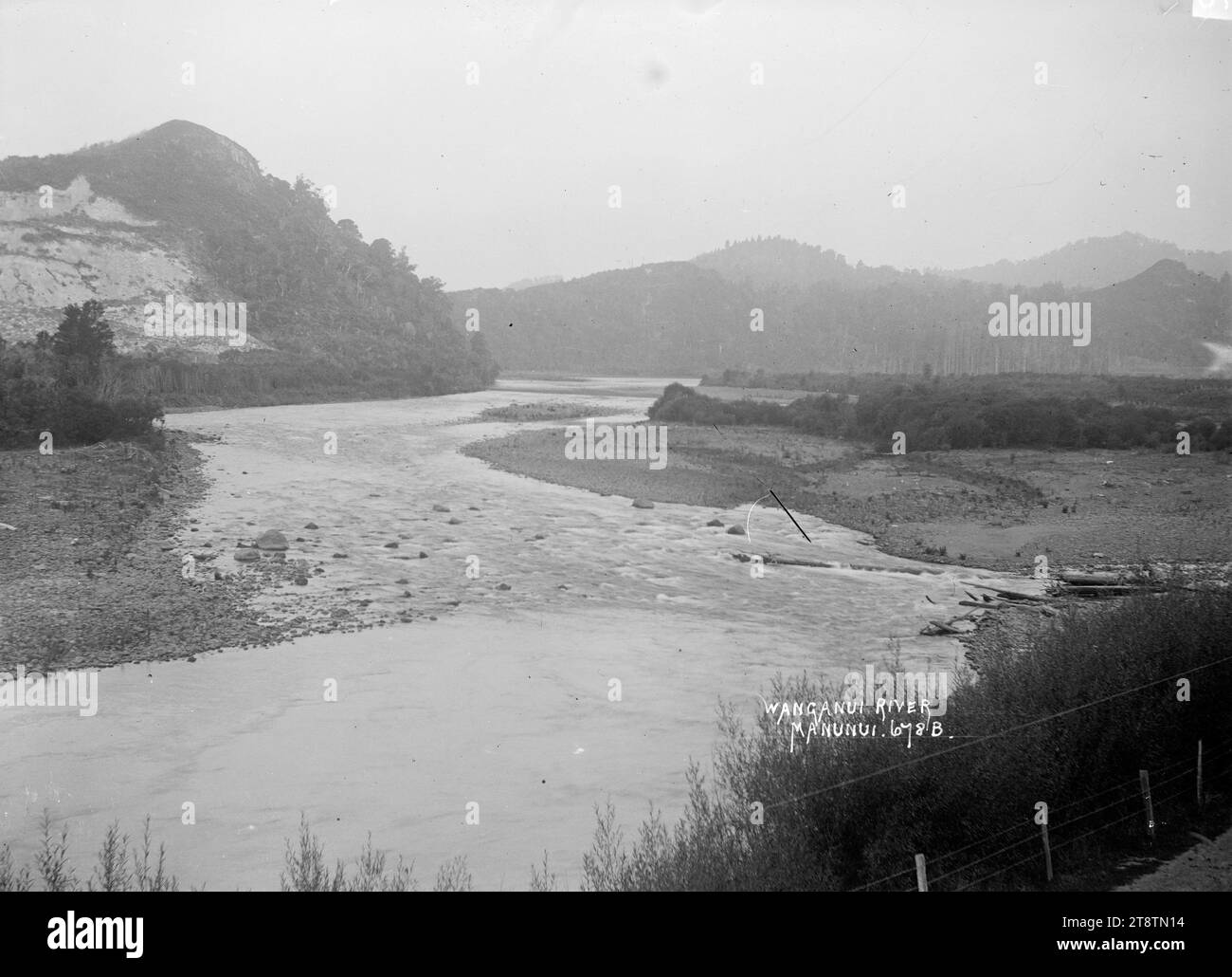 Wanganui, New Zealand River, in der Nähe von Manunui, Blick auf Wanganui, New Zealand River in der Nähe von Manunui. Im Hintergrund ist ein großer Bestand einheimischen Busches zu sehen Stockfoto