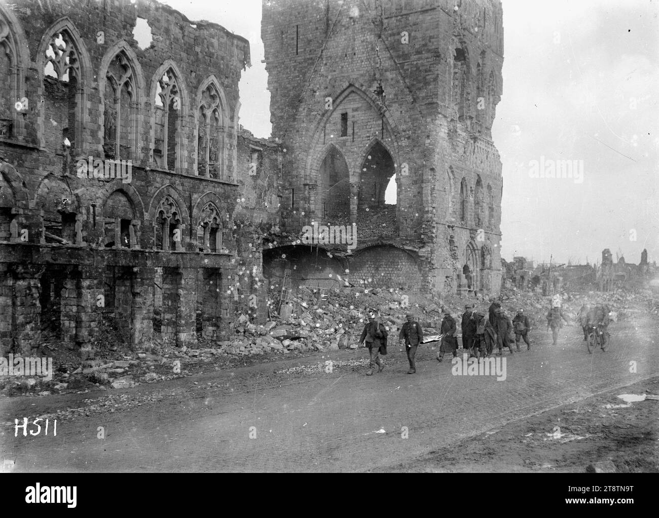 Neuseeländische Soldaten passieren die Ruinen der Tuchhalle in Ypern, Belgien, neuseeländische Soldaten passieren die Ruinen der Tuchhalle in Ypern, Belgien, 4. Oktober 1917 Stockfoto