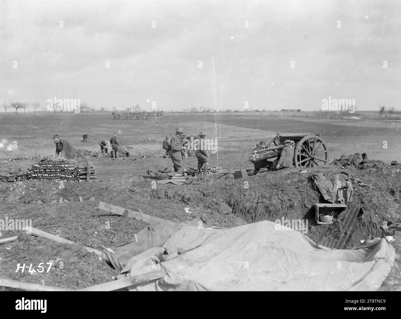 Neuseeland-Batterie in Aktion auf der Somme, Eine neuseeländische Batterie in Aktion auf der Somme in der Nähe von Mailly-Maillet während des Ersten Weltkriegs Zeigt zwei Artilleriegeschütze mit ihren Geschützbesatzungen und einen Stapel Artilleriegeschosse. Foto vom 1. April 1918 Stockfoto