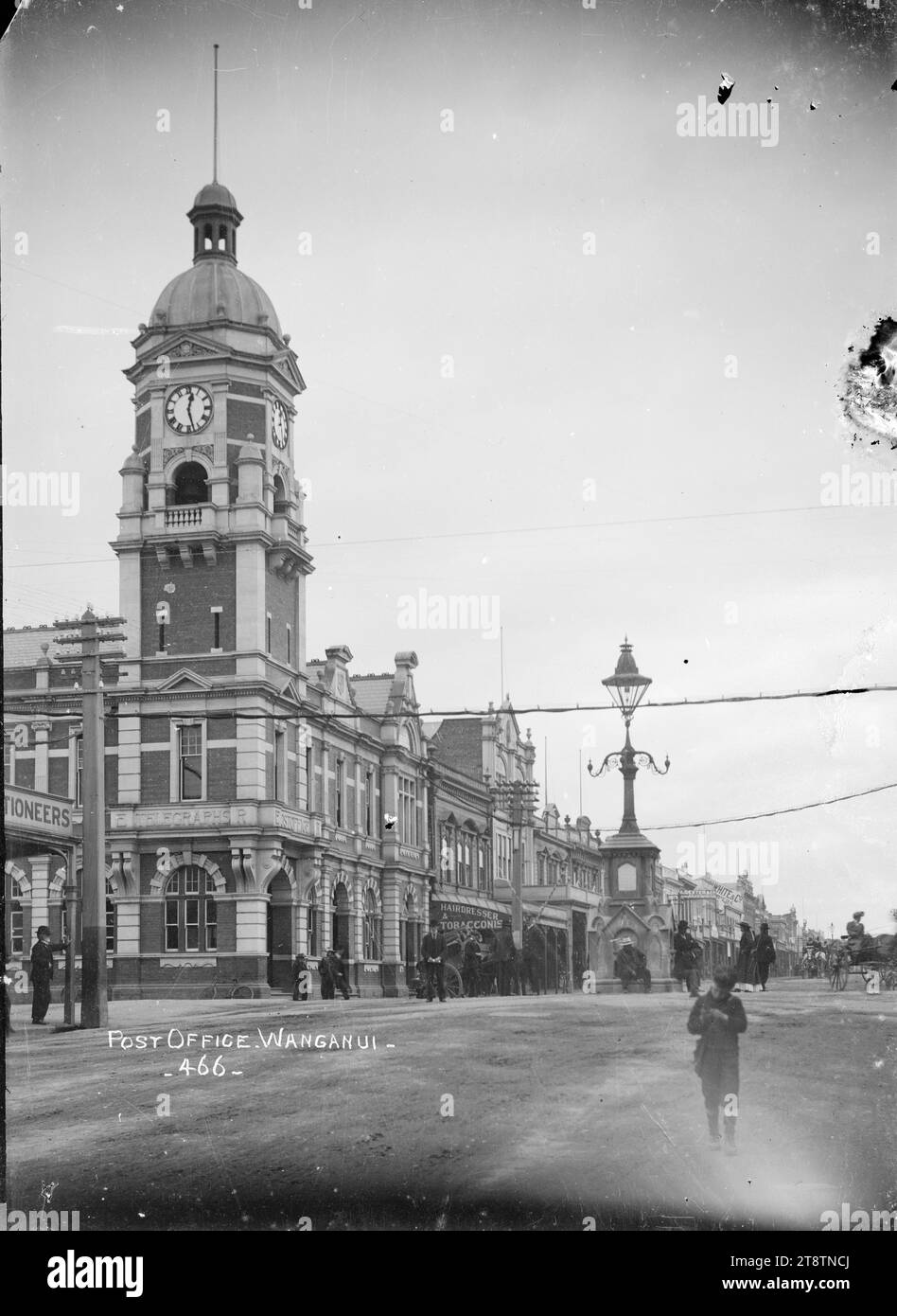 Postamt, Wanganui, Neuseeland, Blick auf die Victoria Avenue, Wanganui, Neuseeland, mit dem Postamt, überragt von einem Uhrenturm, Mitte links, an der Kreuzung mit der Ridgway Street. Mitte rechts der Watt-Brunnen ist in der Mitte der Kreuzung zu sehen. Vor Dezember 1908, als der Brunnen an einen anderen Ort verlegt wurde, um Platz für die neue Straßenbahn zu schaffen, die im Dezember 1908 offiziell eröffnet wurde Stockfoto