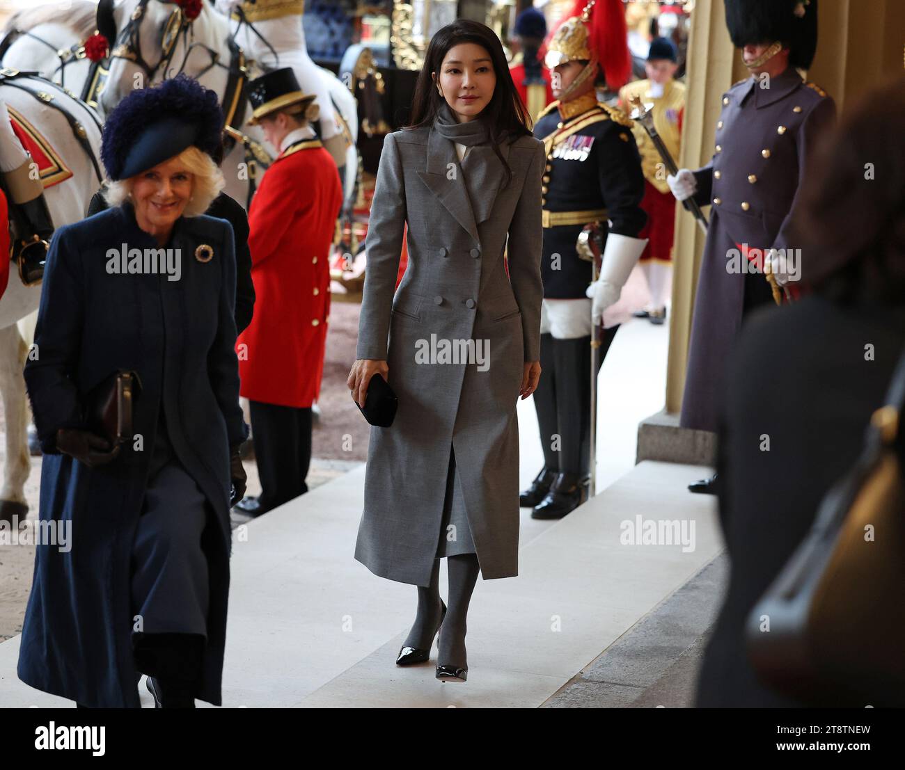 Die erste Dame von Südkorea Kim Keon Hee und Königin Camilla kommen am ersten Tag des Staatsbesuchs des südkoreanischen Präsidenten Yoon Suk Yeol in Großbritannien im Buckingham Palace an. Bilddatum: Dienstag, 21. November 2023. Stockfoto