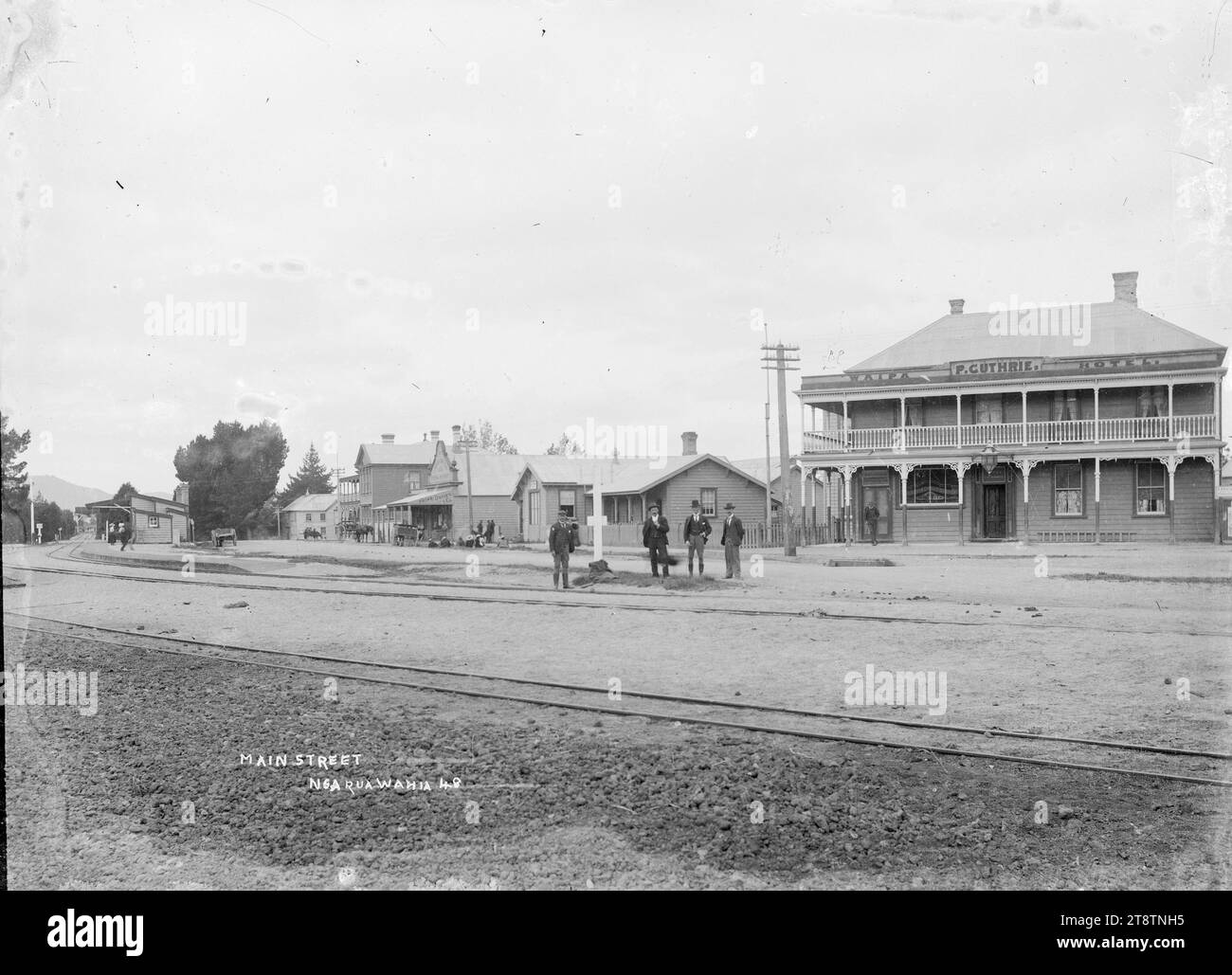 Great South Road in Ngaruawahia, Neuseeland, mit dem Waipa Hotel, ca. 1910, Blick auf das Waipa Hotel in Ngaruawahia, Neuseeland, mit der Bahnhofsmitte links, Bahnlinien, die vor dem Hotel verlaufen, mit der Hauptstraße zwischen der Bahnlinie und dem Hotel um 1910 Stockfoto