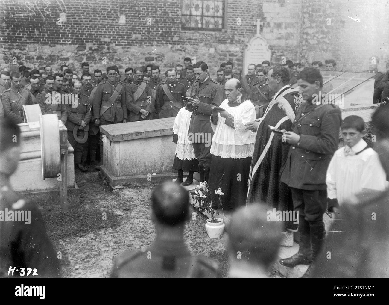 Bestattungsgottesdienst zum All Souls Day, auf dem Friedhof von St. Martin's, Selles, Pas de Calais, Frankreich, Bestattungsgottesdienst zum Gedenken an die gefallenen Neuseeländer, auf dem Friedhof von St. Martins, Selles, Pas de Calais, Frankreich. Foto vom 5. November 1917 Stockfoto