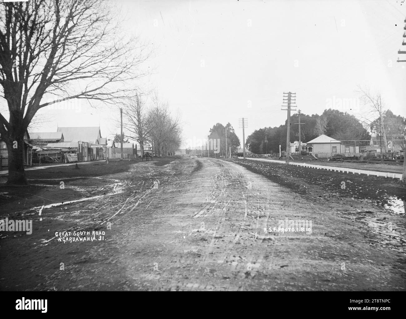 Great South Road, die Hauptstraße durch Ngaruawahia, Neuseeland, 1910 - Foto von Robert Stanley Fleming, Blick entlang der Great South Road, die Hauptstraße durch Ngaruawahia, Neuseeland. Foto von R.S.F. (wahrscheinlich Robert Stanley Fleming, Lagerhalter in Ngaruawahia, Neuseeland) Stockfoto