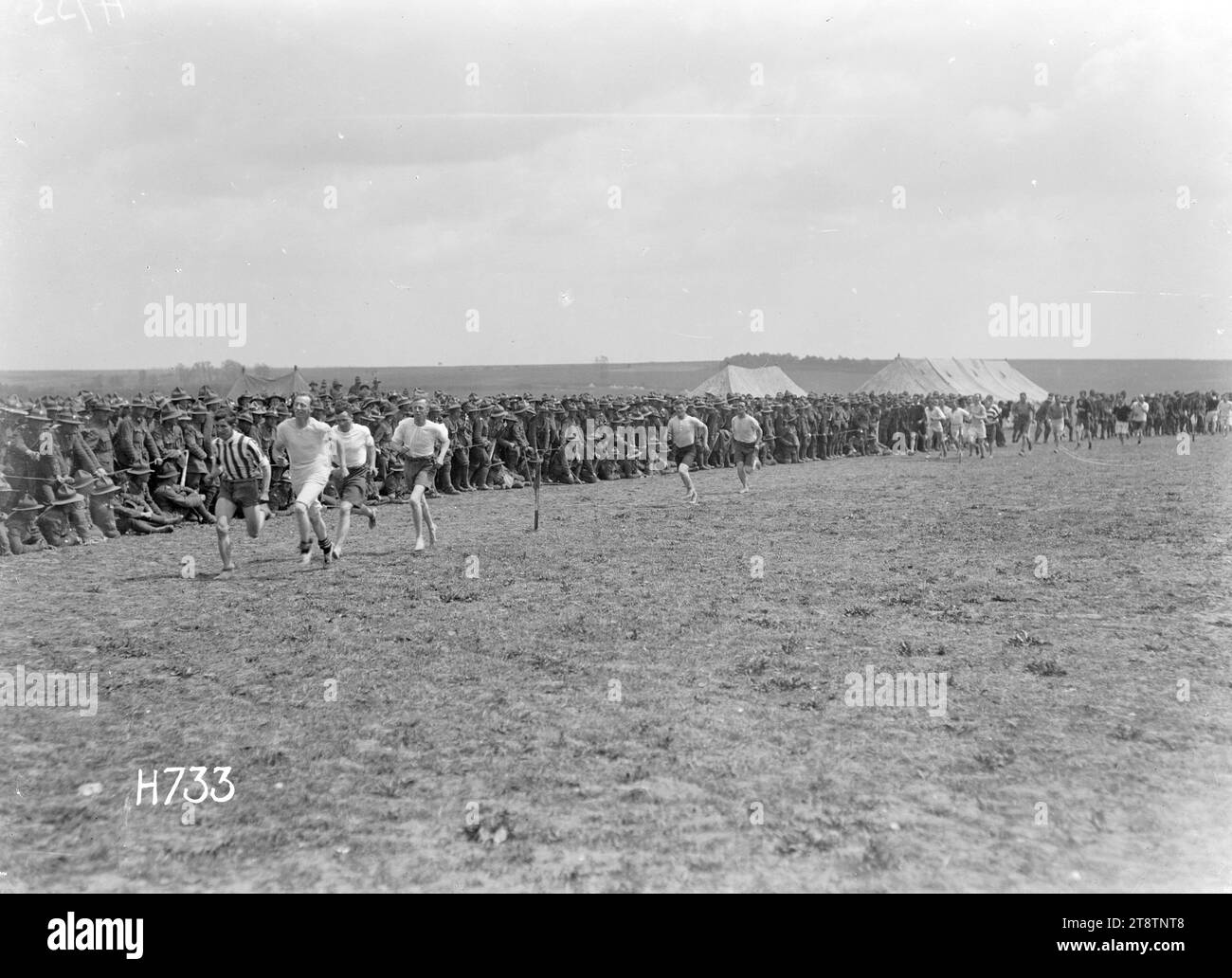 Soldaten, die an einem Meile-Rennen teilnehmen, Authie, Frankreich, Soldaten, die an einem Meile-Rennen teilnehmen, Authie, Frankreich. Foto am 27. Juli 1918 Stockfoto