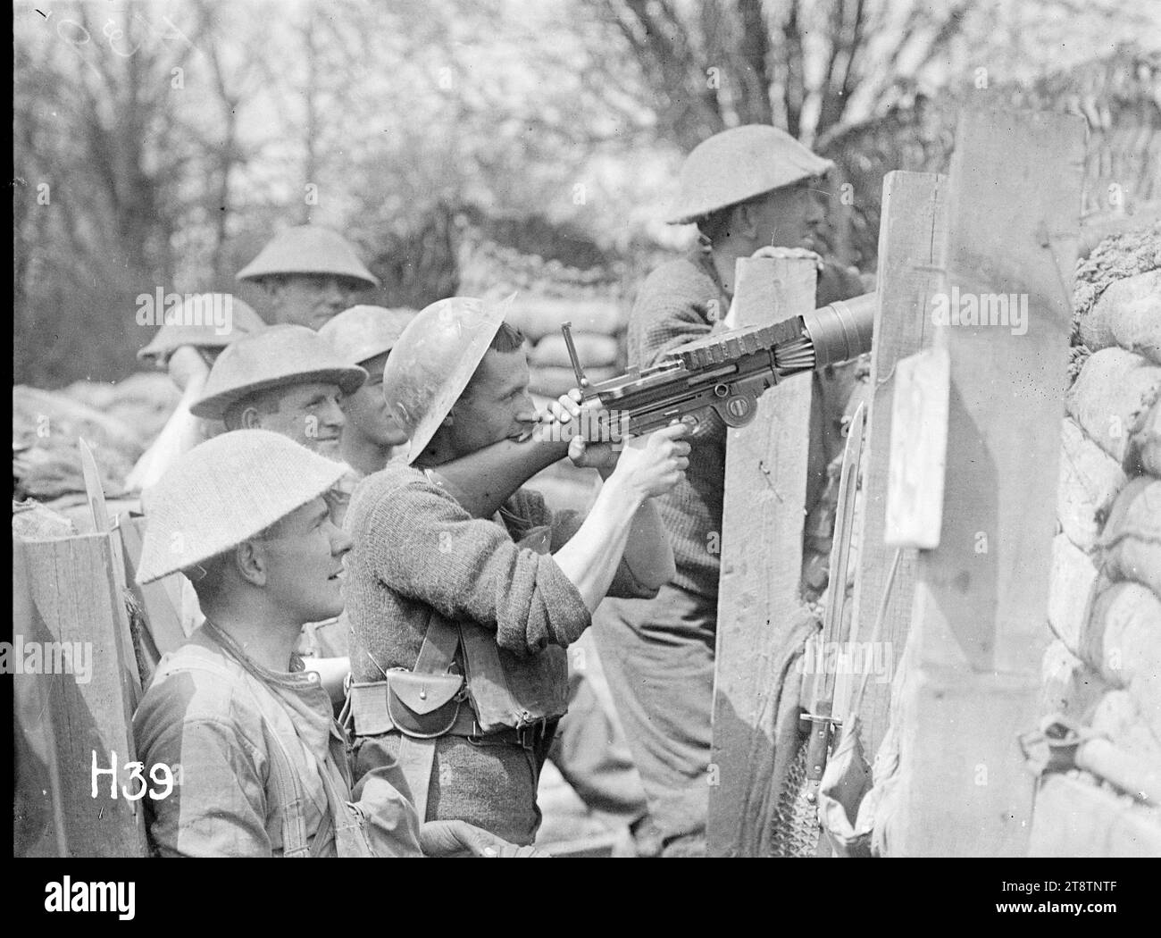 Eine Lewis-Kanone an der Front, der erste Weltkrieg, neuseeländische Soldaten, die während des Ersten Weltkriegs eine Lewis-Maschinenkanone an der Front einsetzen Foto im Messines-Sektor, Belgien, Mai 1917 Stockfoto