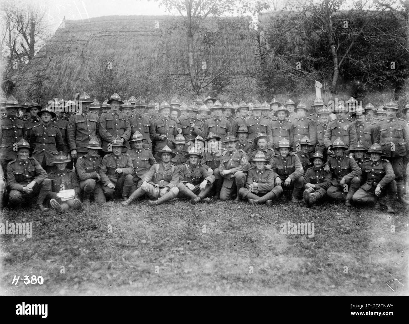 Soldaten eines Wellington, Neuseeland Regiments posieren in Frankreich, Soldaten der Wellington, New Zealand West Coast Company?, Wellington, New Zealand Regiment, 1st Brigade posieren für ein Gruppenporträt in Bayenghem, Frankreich. Foto vom 8. November 1917 Stockfoto