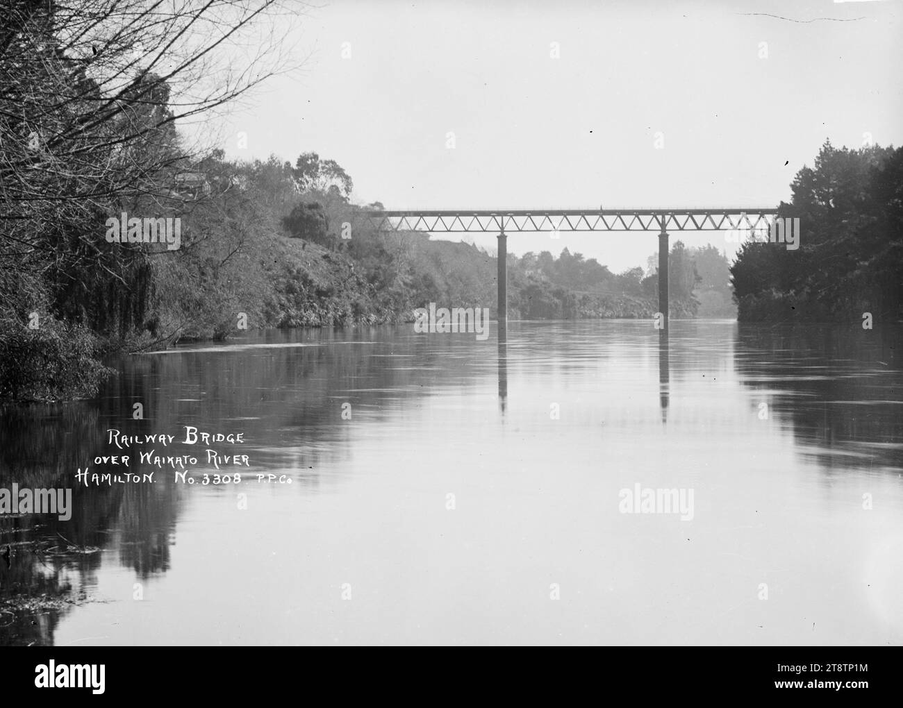 Eisenbahnbrücke über den Waikato River bei Hamilton, ca. 1910er Jahre, Blick auf die Eisenbahnbrücke über den Waikato River bei Hamilton. Fotografiert von Price Photo Co, Firma von William Archer Price Stockfoto