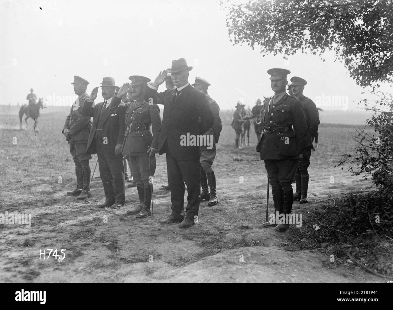 William Massey, der während des Ersten Weltkriegs in Frankreich den Gruß nahm, Foto von William Massey (vierter von links), der den Gruß mit Joseph Gordon Coates (zweiter von links) und anderen Militärangehörigen während des Ersten Weltkriegs nahm, aufgenommen in Frankreich am 1. Juli 1918 Stockfoto