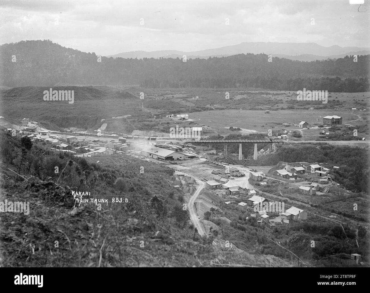 Kakahi, Kakahi, um 1908, mit der Hauptstammlinie und dem Viadukt und einem Sägewerk im mittleren Vordergrund Stockfoto