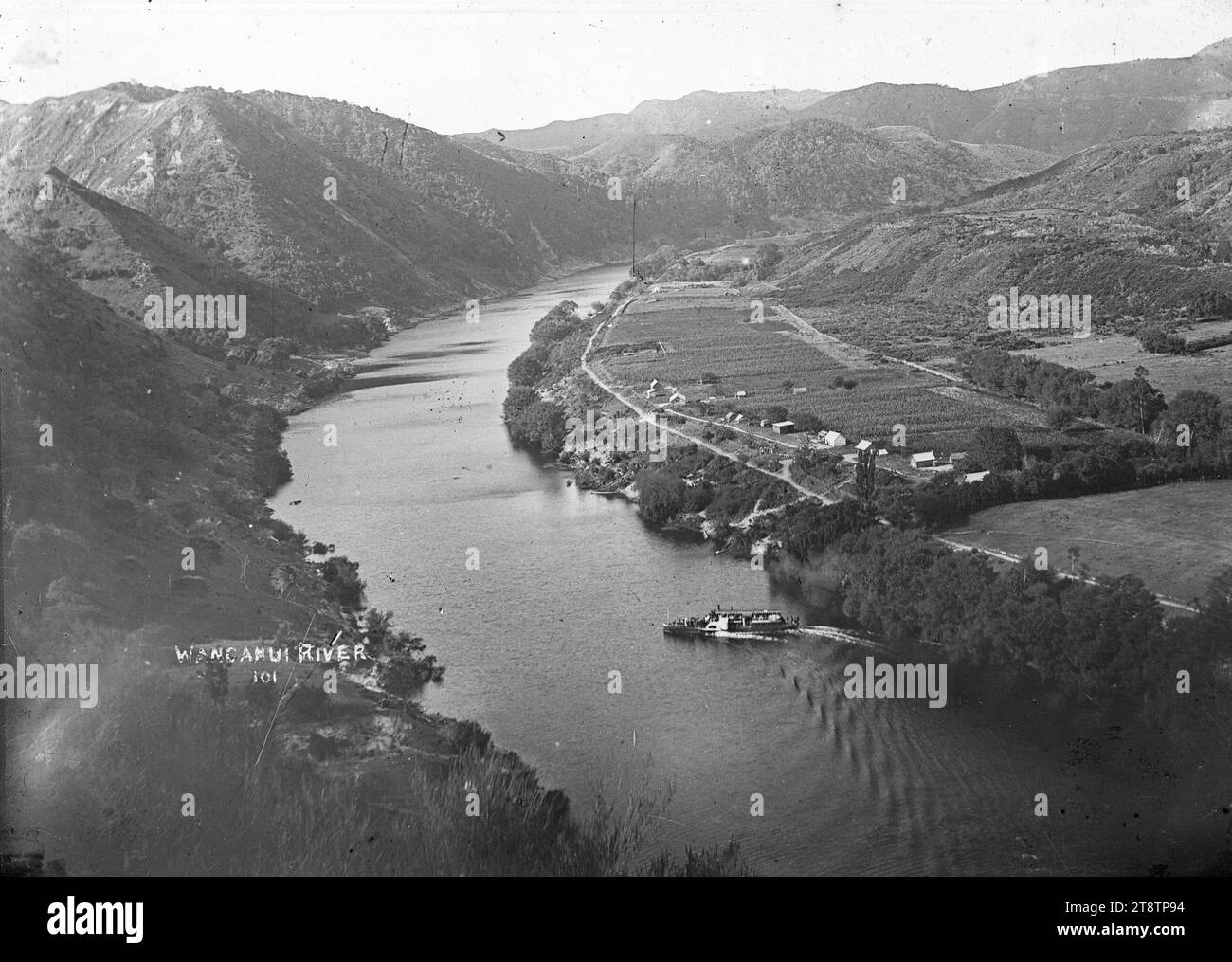 Blick hinunter auf den Whanganui River und die Stadt Kaiwhaiki, Blick hinunter auf den Whanganui River und die Stadt Kaiwhaiki, ca. 1910. Zeigt eine Paddeldampfer-Fähre mit Passagieren Stockfoto