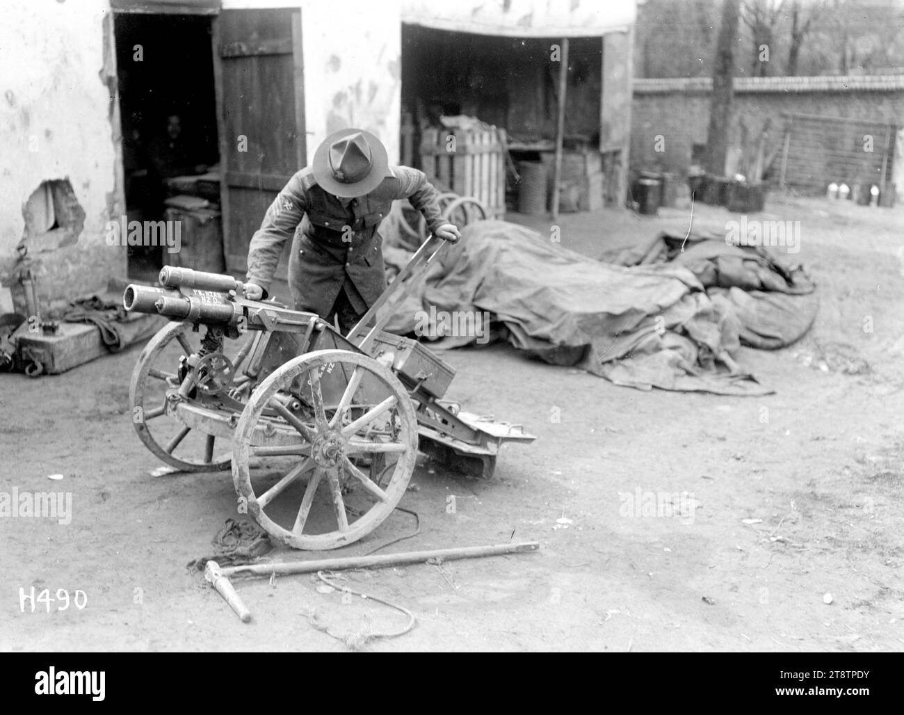 Bus-les-Artois, Frankreich, Ein neuseeländischer Soldat, der ein deutsches Infanterie-Leichtfeld untersucht, das von Neuseeländern im Ersten Weltkrieg intakt gefangen genommen wurde Foto aufgenommen in Bus-en-Artois, Frankreich, am 6. April 1918 Stockfoto