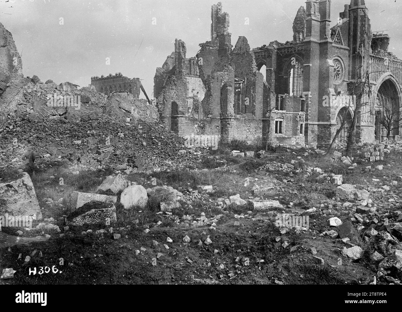 Die Ruinen der Kathedrale von Ypern, Belgien, Eine allgemeine Ansicht der Ruinen der Kathedrale von Ypern, Belgien während des Ersten Weltkriegs Große Mauerwerke sind im Vordergrund zu sehen. Foto vom 4. Oktober 1917 Stockfoto
