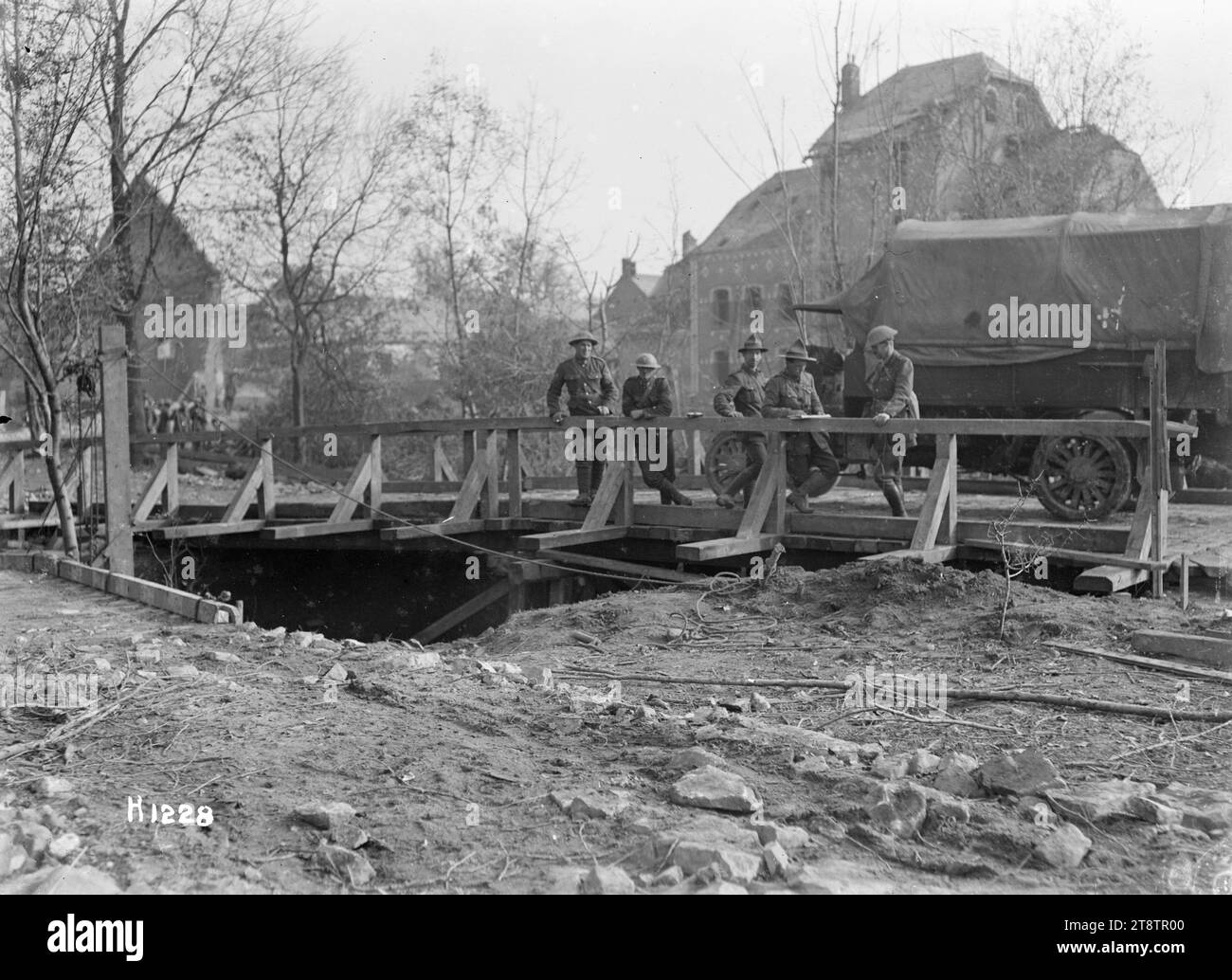 Brücke von neuseeländischen Ingenieuren, Brücke von B Kompanie des Maori Pioneer Battalions über den St George River bei Pont-a-Pierre, Frankreich. Foto, aufgenommen Ende Oktober oder Anfang November 1918 Stockfoto