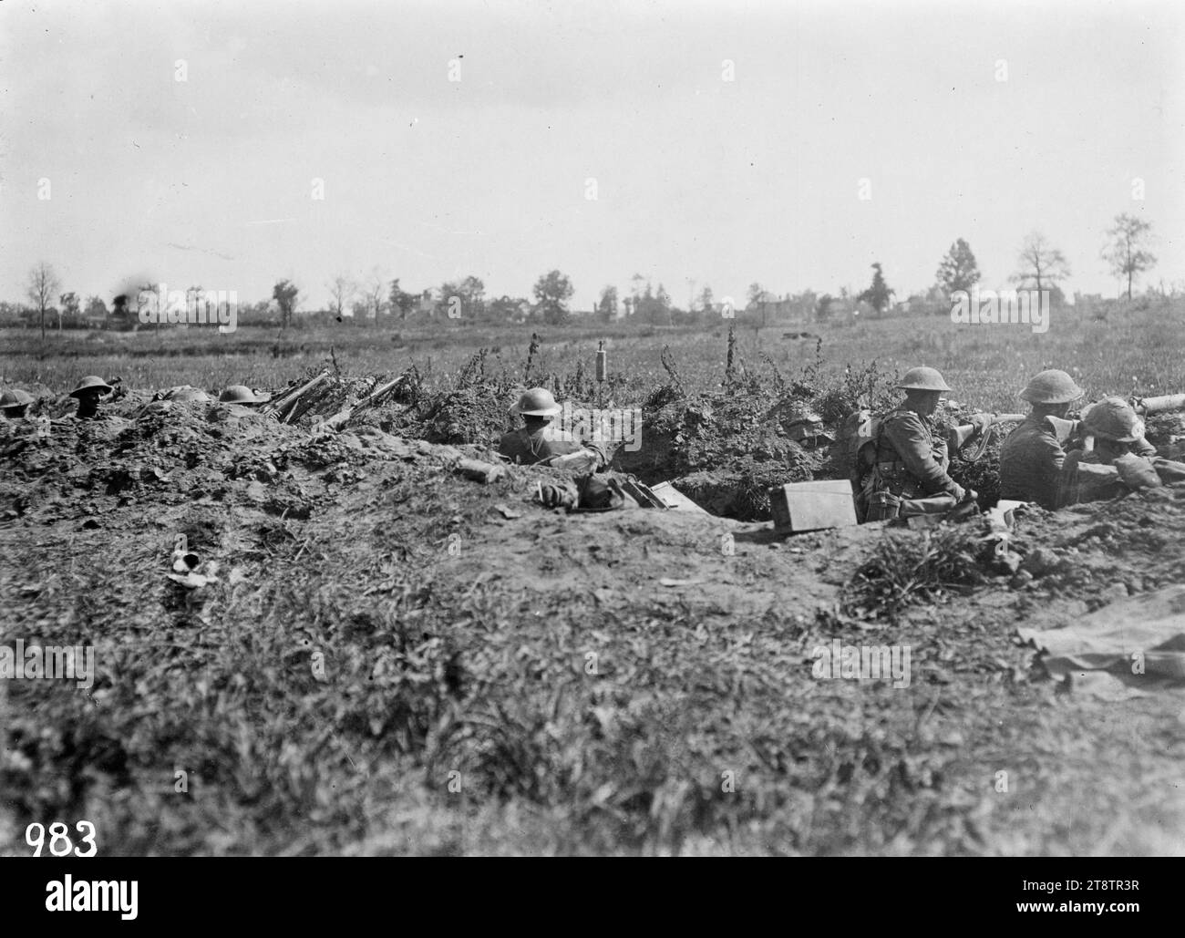Ein Wellington, Neuseeland-Regiment, das in einem Graben wartet, um Bapaume zu betreten, Ein Wellington, Neuseeland-Regiment, Das während der Schlacht von Bapaume im Ersten Weltkrieg in einem Graben wartet, bevor es in die Stadt eindringt. Blick von hinten auf die Soldaten, die über ein Feld in Richtung Bapaume blicken. Foto vom 29. August 1918 Stockfoto