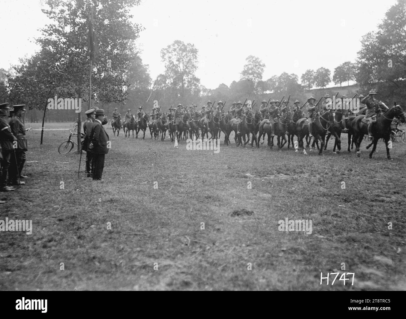 Soldaten der Otago Mounted Rifles, die an William Massey in Oessy vorbeiziehen, Soldaten der Otago Mounted Rifles, die an William Fergusson Massey vorbeiziehen, und andere in Oessy, Frankreich, Juli 1918. Foto aufgenommen Stockfoto