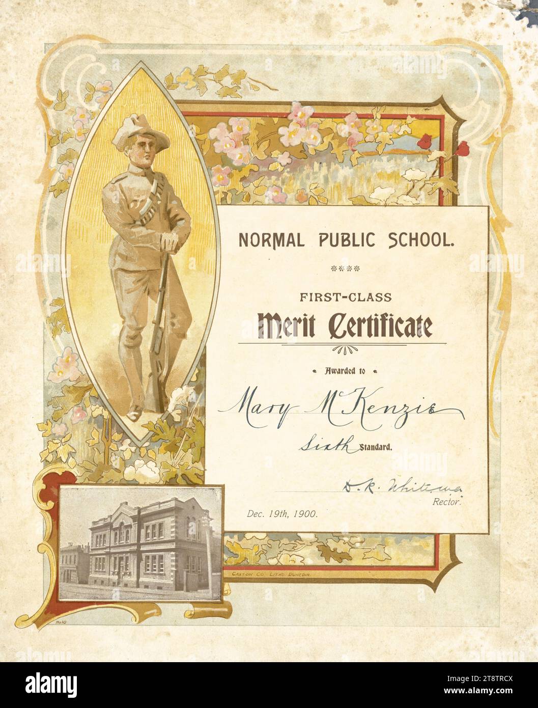 Dunedin Normal Public School: First-Class-Verdienstzertifikat an Mary McKenzie, sechster Standard. D R weiß, M.A, Rektor. Dezember 1900. Caxton Co, Litho, Dunedin 1900, Zertifikat zeigt ein Textfeld in der Mitte rechts mit einer dekorativen Umrandung, auf der ein Soldat steht, der seine Hände auf seinem aufrechten Gewehr auflegt. Links unten befindet sich ein Foto eines zweistöckigen Schulgebäudes aus Stein Stockfoto