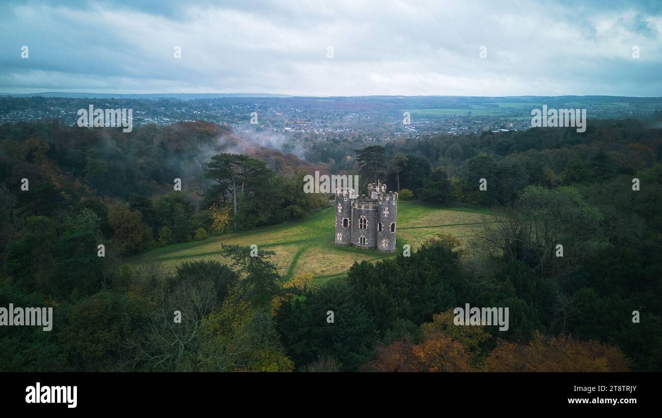 Arial Blick auf Blaise Castle, das sich auf dem Anwesen von Blaise Castle befindet. Foto an einem nassen Herbsttag im November 2023. Stockfoto