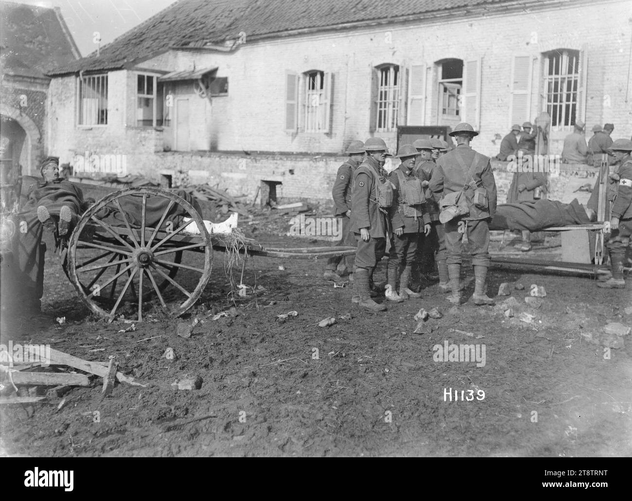 Während des Ersten Weltkrieges transportierten Neuseeländer in Frankreich verwundete deutsche Soldaten in Pont-a-Pierre, während des Ersten Weltkrieges transportierten Neuseeländer in Frankreich verwundete deutsche Soldaten auf Bahren. Die Deutschen wurden von vorne auf einem Bauernwagen heruntergefahren. Foto aufgenommen am 1. November 1918 Stockfoto